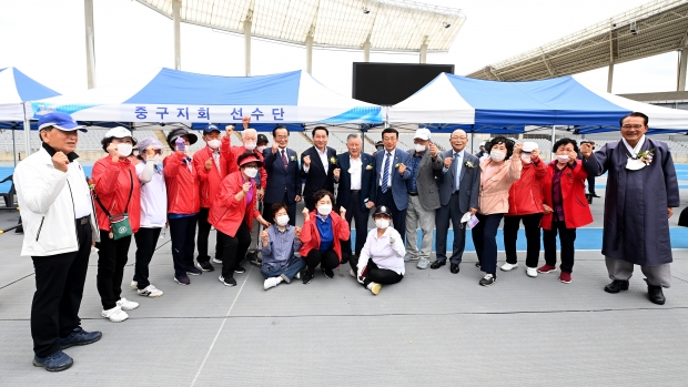 유정복 인천광역시장이 31일 서구 아시아드주경기장에서 열린 '2022 인천시장기 노인건강체육대회'에서 기념촬영을 하고 있다.