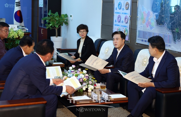 김태흠 충남도지사가 당진시의회를 찾아 현안과 건의사항을 청취했다.