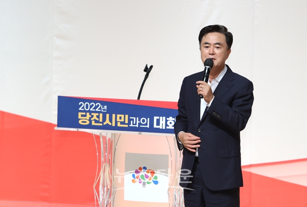 김태흠 충남도지사가 당진시청 당진홀에서 시민 등 500여 명과 함께한 시민과의 대화에서는 베이밸리 메가시티 건설을 언급하며, 당진평택국제항의 물류환경 개선과 대중국 수출 전진기지 육성을 제시했다.