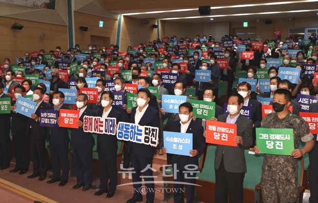 김태흠 충남도지사는 제2서해대교 건설, 충남형 ‘탄소 중립화 모델’ 수산식품 클러스터 조성 등을 약속했다.