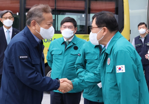 주낙영 경주시장(오른쪽)이 지난달 31일 경주를 찾은 이상민 행정안전부 장관과 인사를 나누고 있다.