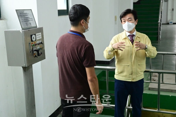 나불천배수장을 방문한 조규일 진주시장