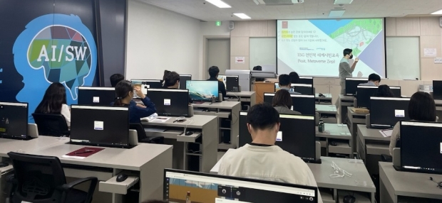 공무원들이 메타버스를 활용한 ESG 행정 역량강화 교육에 참여하고 있다.