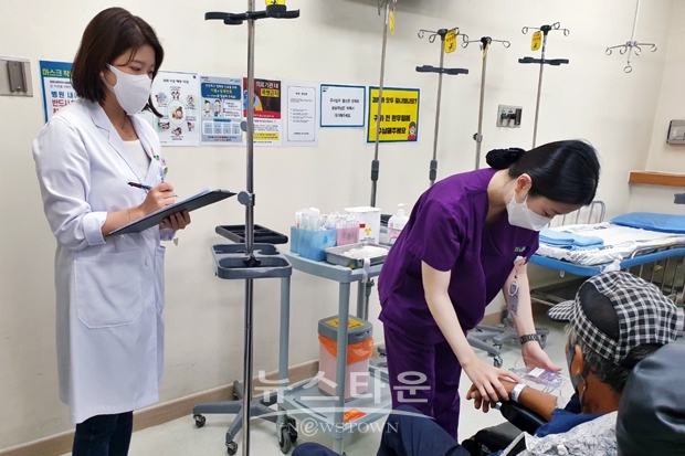 순천향대천안병원이 자체 지정한 ‘환자안전의 달’ 9월을 맞아 안전문화 정착을 위해 다채로운 활동을 펼치는 가운데, 의약품 투여 전 ‘정확한 환자확인 모니터링’을 진행하고 있다.