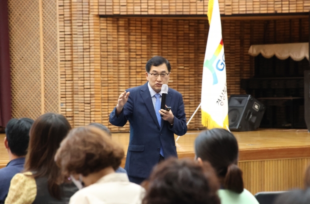 주낙영 경주시장이 5일 경북문화관광공사에서 임직원 100여 명을 대상으로 특강을 진행하고 있다.