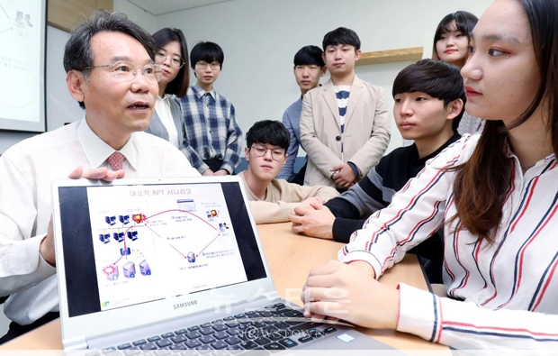순천향대학교 정보보호학과 염흥열 교수가 차세대 보안 표준연구실 연구원들과 함께 연구과제 관련 다양한 의견을 교환하고 있다.
