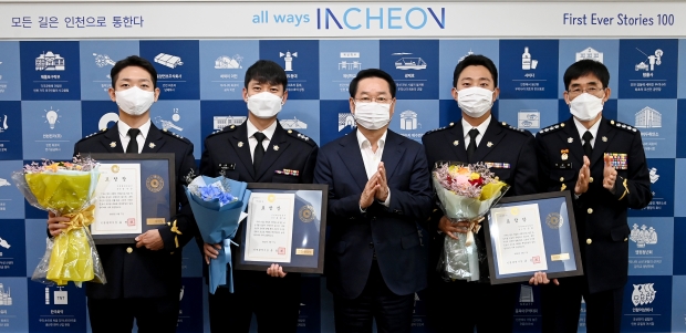 유정복 인천광역시장이 7일 시청 접견실에서 2022년 모범해양경찰에게 표창을 수여한 뒤 기념촬영을 하고 있다.