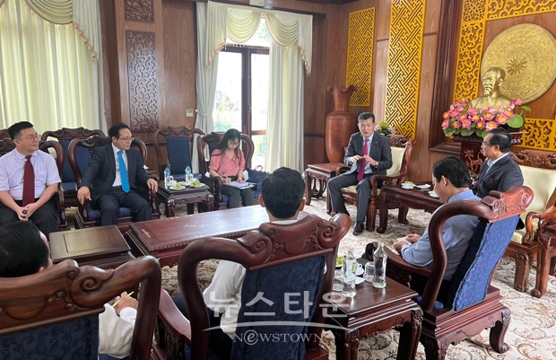 홍만표 도 국제통상과장을 비롯한 충청남도 베트남 방문단이 지난 9월 7일 롱안성을 방문, 응우옌 반 둑 당서기를 만나 우호협력 확대 방안을 논의했다.
