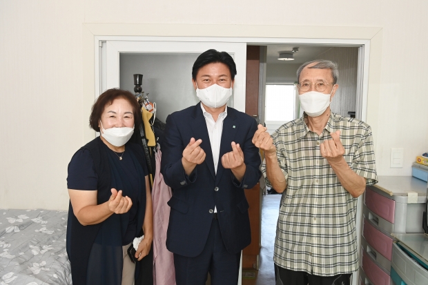 조용익 부천시장과 어르신이 함께 '손하트' 포즈를 취하며 기념촬영을 하고 있다