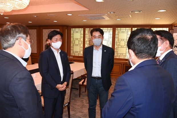 조용익 부천시장이 원희룡 국토교통부 장관, 1기 신도시 지자체장들과 함께 이야기를 나누고 있다