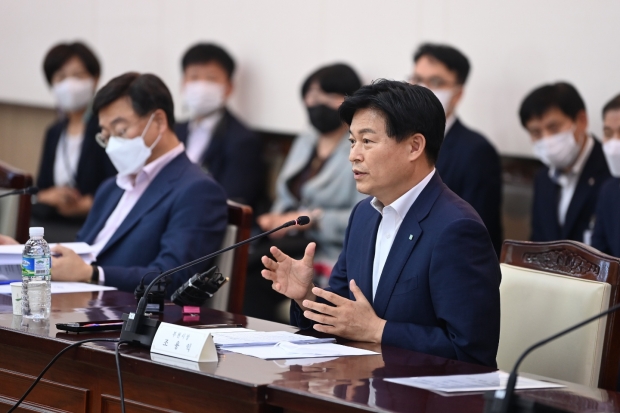 조용익 부천시장은 이날 간담회에서 부천시 원도심 주거환경 개선 등 균형발전을 위한 지원정책 수립에 대해 의견을 제시했다