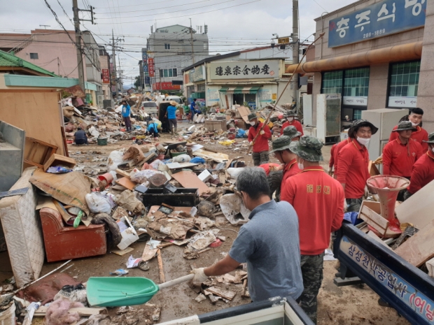 11일 오전 대송면 제내리 한 골목에서 해병대 장병들이 시에서 지원한 트럭으로 생활쓰레기를 담고 있다.