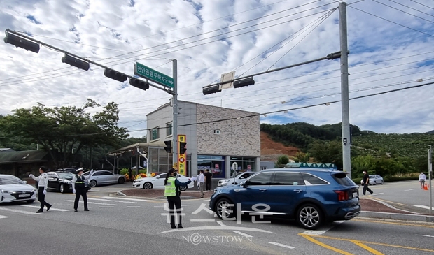 충남경찰청이 추석 연휴 기간 동안 고속도로·국도 주요 혼잡구간 96개소에 교통경찰·모범운전자 등 1일 평균 328명을 배치해 수신호를 통해 교차로 정체를 최소화했다.