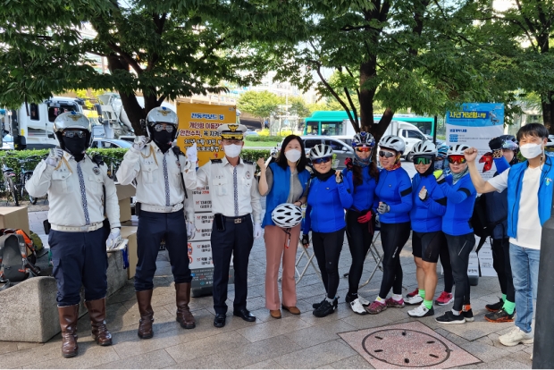 원미경찰서, 부천시 자전거연합회와 함께 합동캠페인 실시 후 기념촬영을 하고 있다