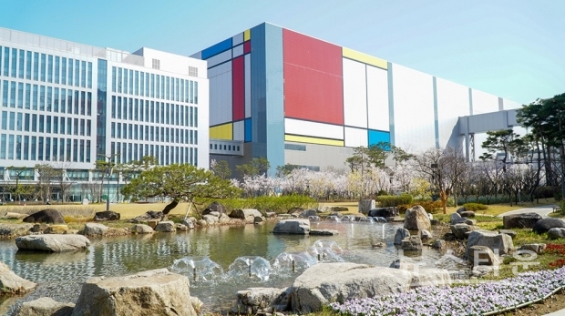 삼성전자가 15일 ‘新환경경영전략’을 발표했다. 사진은 평택사업장 내부에 조성된 연못 모습. / 사진 : 삼성전자