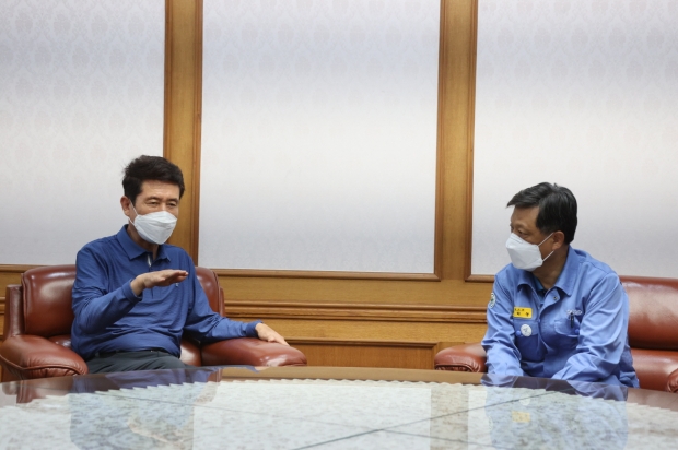 (왼쪽부터) 이강덕 포항시장이 김학동 포스코 부회장과 면담하고 있다