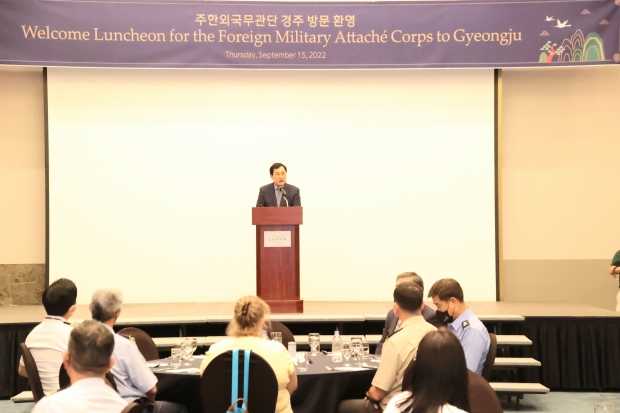 주낙영 경주시장이 15일 경주 라한호텔에서 열린 ‘주한외국무관단 협력 간담회’에서 환영사를 하고 있다
