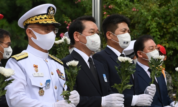 유정복 인천광역시장이 제72주년 인천상륙작전일인 15일 자유공원에서 맥아더 장군 동상에 헌화하고 있다.