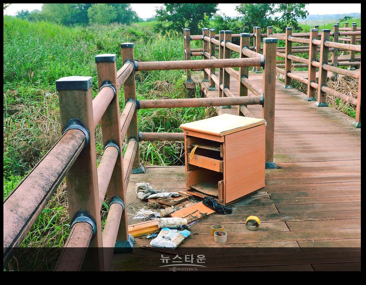 섬강 자전거도로에도 장마잔해물과 쓰레기들이 있다