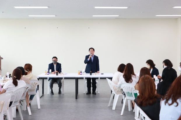 학부모 간담회에 참석한 주광덕 남양주시장