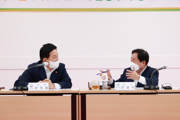 간담회에서 대화를 나누고 있는 원희룡 장관과 주광덕 시장