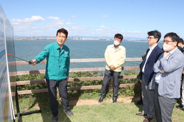 연오랑세오녀테마공원을 방문해 포항~영덕고속도로(영일만대교)건설 브리핑중인 이강덕 포항시장(사진1. 왼쪽부터 이강덕 포항시장, 최창호 포항시건설과장, 김완섭 기재부 예산실장, 남동오 기재부 국토교통예산과장, 윤수현 기재부 예산관리과장)