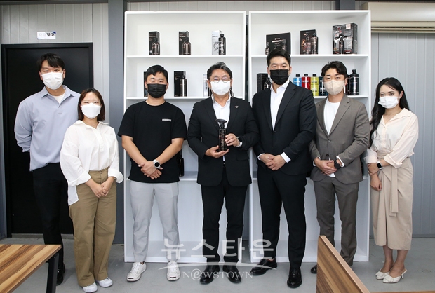 홍태용 김해시장이 지난 9월 21일 ‘2022 올해의 브랜드 대상’ 카케어 브랜드 부문 1위를 수상한 청년기업 코스메디슨을 방문했다. 코스메디슨은 직원 40여 명 중 20~30대가 주축으로 도전정신과 에너지가 넘치는 청년기업이다.