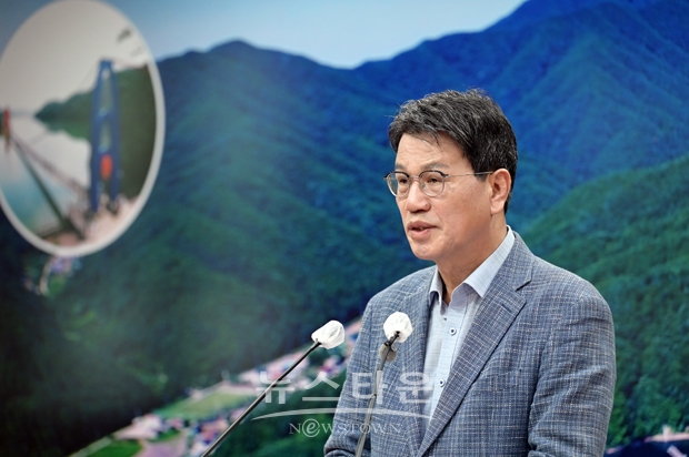 9월 22일 오전 청양군청 상황실에서 비대면 유튜브 브리핑을 가진 김돈곤 청양군수가 전국 최고 수준의 농촌형 복지 모델 창출에 4년간 1,050억여 원을 투자할 계획이라고 밝혔다. 김 군수는 “새로운 농촌형 복지 모델을 만들기 위해 종합복지, 통합돌봄, 농촌협약, 교육지원, 보건의료 분야 사업을 추진한다”면서 “국비 208억 원, 도비 203억 원, 군비 639억 원을 투자한다”고 말했다.