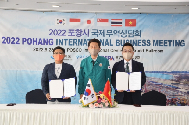좌측부터 힘찬씨푸드 허찬영 대표, 이강덕 포항시장, KMK Trading Co.,Ltd 권태갑 K마트 한국총괄이사