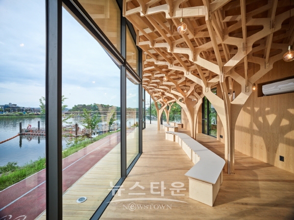 물빛나루쉼터 내부 전경