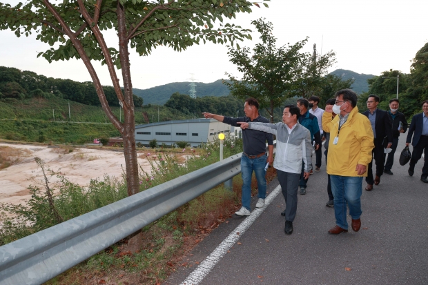 관계자들과 함께 에코랜드를 돌아보고 있는 주광덕 남양주시장