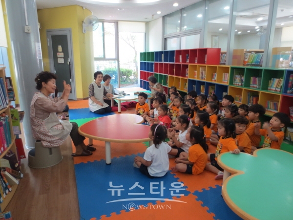 노인일자리 공익 활동 ‘할머니 이야기 보따리 활동’ 모습