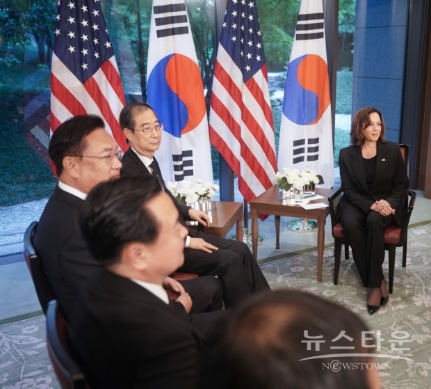 해리스 미국 부통령, 아베 신조 일본 총리 조문차 일본을 방문 중, 한덕수 한국 국무총리와 ㄹ회동 / 사진 : 해리스 부통령 공식 트위터
