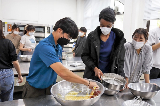 외국인 유학생을 주축으로 한 선문대학교 재학생들이 직접 빵을 만들어 쿠키 300여 개, 스콘 100여 개를 유학생과 지역 소외계층에 전달했다.