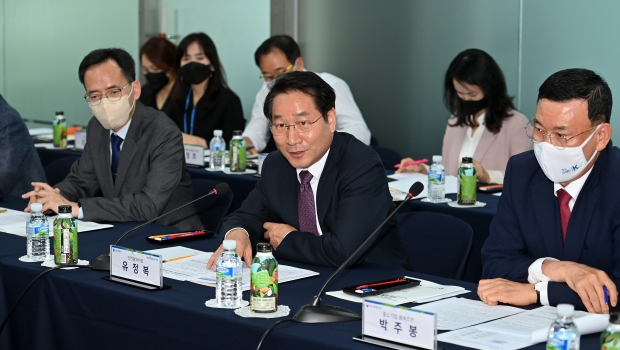 유정복 인천광역시장이 28일 남동구 (주)셀리턴에서 열린 '인천지역 규제혁신을 위한 지방-중앙 합동 간담회'에서 인사말을 하고 있다.