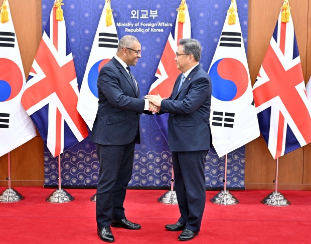 28일 박진 외교장관과 한국을 방문한 영국 제임스 클레벌리 외교장관 (출처:외교부)