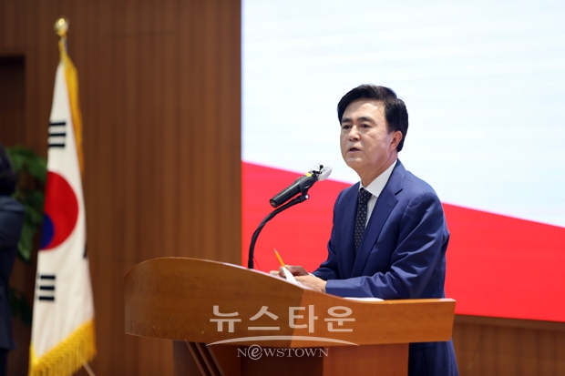 김태흠 충남지사가 10월 5일 오전 10시 40분 충남도청 대회의실에서 민선8기 출범 100일 힘쎈충남 도정 보고 기자회견을 가졌다. 김 지사는 그동안 추진해 온 주요 도정 과제로 농어업의 스마트 미래 성장 산업화, 지역이 주도하는 발전, 신 경제산업지도 구축, 함께하는 따뜻한 공동체 등을 발표했다.