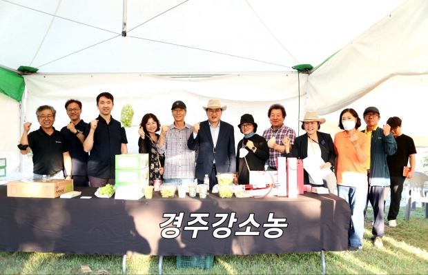 30일 주낙영 경주시장이 황금정원 나들이 행사장 내 경주강소농 부스를 참석해 관계자를 격려한 후 기념촬영을 하고 있다