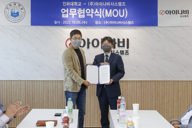 (왼쪽부터) 성득영 ㈜아이나비시스템즈 대표이사와 김웅희 인하대학교 대외부총장이 기념촬영을 하고 있다.