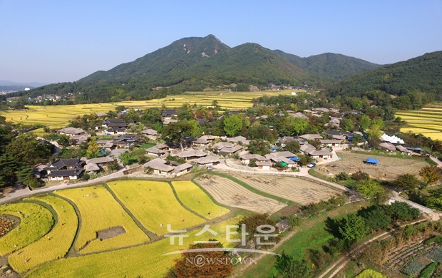 제21회 외암민속마을 짚풀문화제가 10월 21일부터 23일까지 외암민속마을에서 개최된다. ‘온양별시’, ‘선비야사’, ‘달빛유람’, ‘문화재야행’, 한복패션쇼 등 다채로운 행사와 초가 이엉 잇기, 짚풀 공예, 가마니 짜기, 허수아비 만들기, 화톳불 체험, 추수(탈곡) 체험, 고추장 담그기, 메주 만들기, 천연 염색, 다슬기 잡기, 연엽주 빚기, 떡메치기, 강정 만들기, 다듬이 체험 등 온 가족이 함께 즐길 수 있는 전통문화체험이 진행된다.
