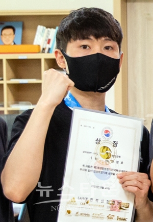 라이트플라이급(-49kg)에서 금메달을 획득한 안성호 선수