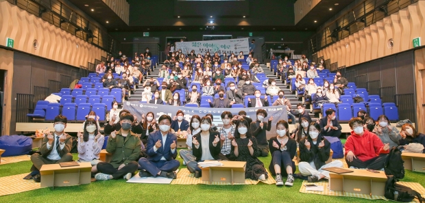 부천실업고등학교와 가톨릭대학교  부천대학교  서울신학대학교  유한대학교 학생 등 150여 명이 참여  단체 기념촬영하고 있다.
