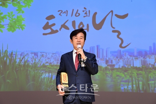수상 소감을 말하는 중인 조규일 진주시장
