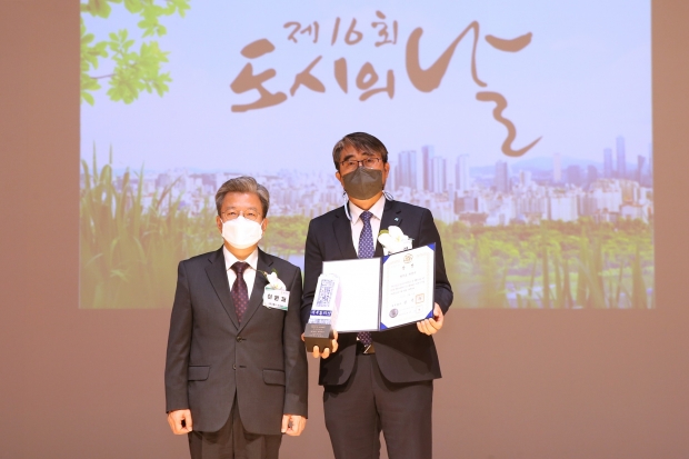 이원재 국토교통부 제1차관(왼쪽)과 부천시 손임성 부시장(오른쪽)이 기념촬영을 하고있다