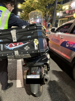 불법개조한 오토바이를 단속하고 있는 경찰.