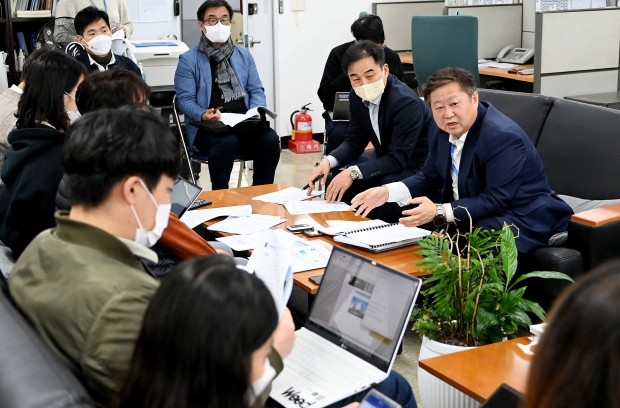 윤현모 해양항공국장이 19일 시청 기자실에서 해양항공국 소관 현안과 관련해 기자간담회를 하고 있다.