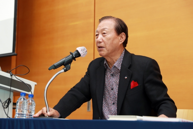 정영수 CJ그룹 글로벌 경영고문이 특강을 하고 있다.