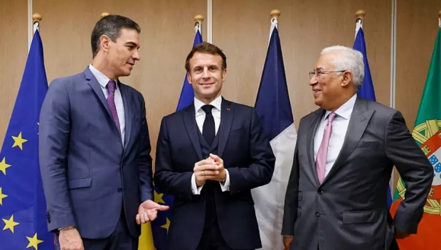 마크롱(가운데) 프랑스 대통령, 왼쪽이 산체스 스페인 총리, 오른쪽은 코스타 포르투갈 총리 사진 : 유로 뉴스 비디오 캡처