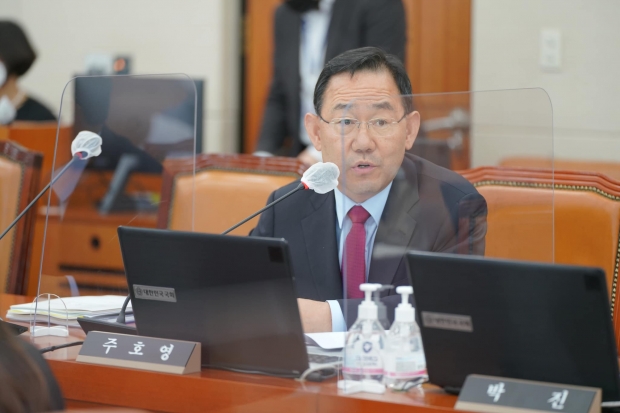 국정감사에 참석중인 주호영 국민의힘 원내대표(사진=주호영 페이지)
