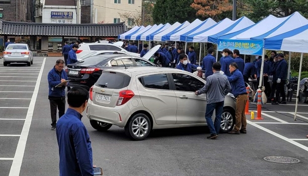 김포시는 16일 김포시청 주차장에서 열린 경기도자동차전문정비사업조합 김포시지회의 ‘김포시민 차량 무상점검 행사’에 협조하며 시민들의 안전한 겨울나기에 힘썼다.